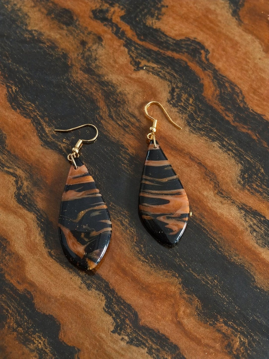 Boucles d'oreilles goutte allongée la terre