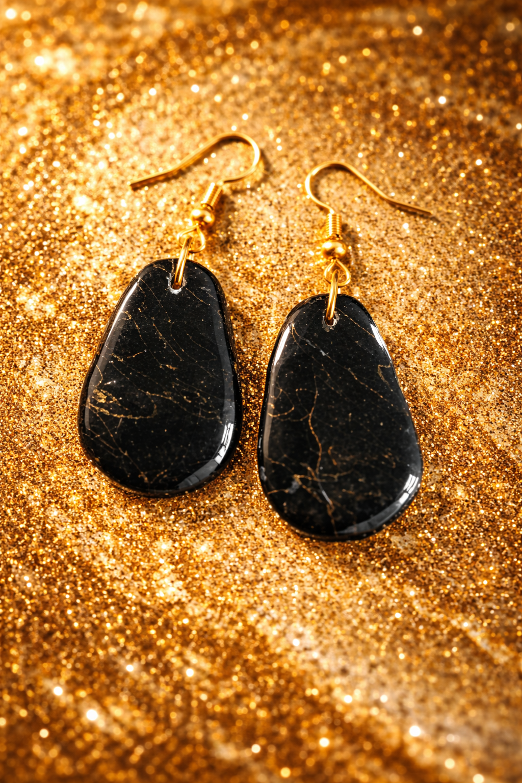 Boucle d'oreilles noir avec ligne or goutte organique