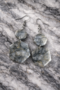 Boucles d'oreilles gris marbré forme bouclier