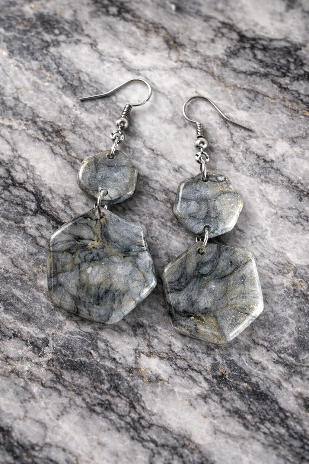 Boucles d'oreilles gris marbré forme bouclier