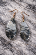 Boucles d'oreilles gris marbré petite goutte
