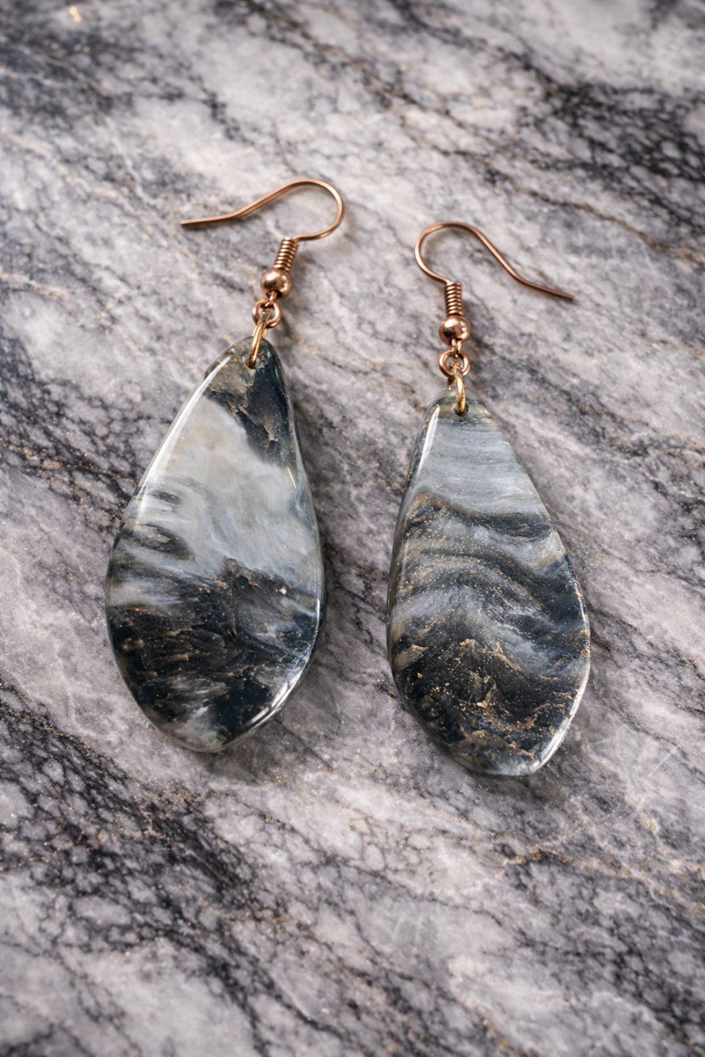 Boucles d'oreilles gris marbré petite goutte