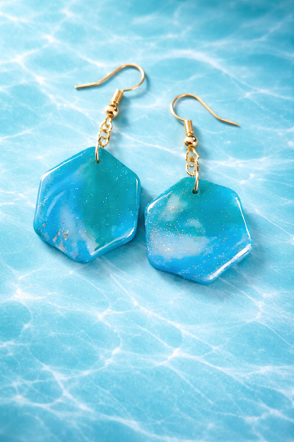 Boucles d'oreilles bleu océan vif forme bouclier